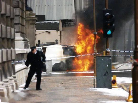 1991年英国首相约翰·梅杰正在议会大厦进行一场国家会议，然而就在会议进行到一半