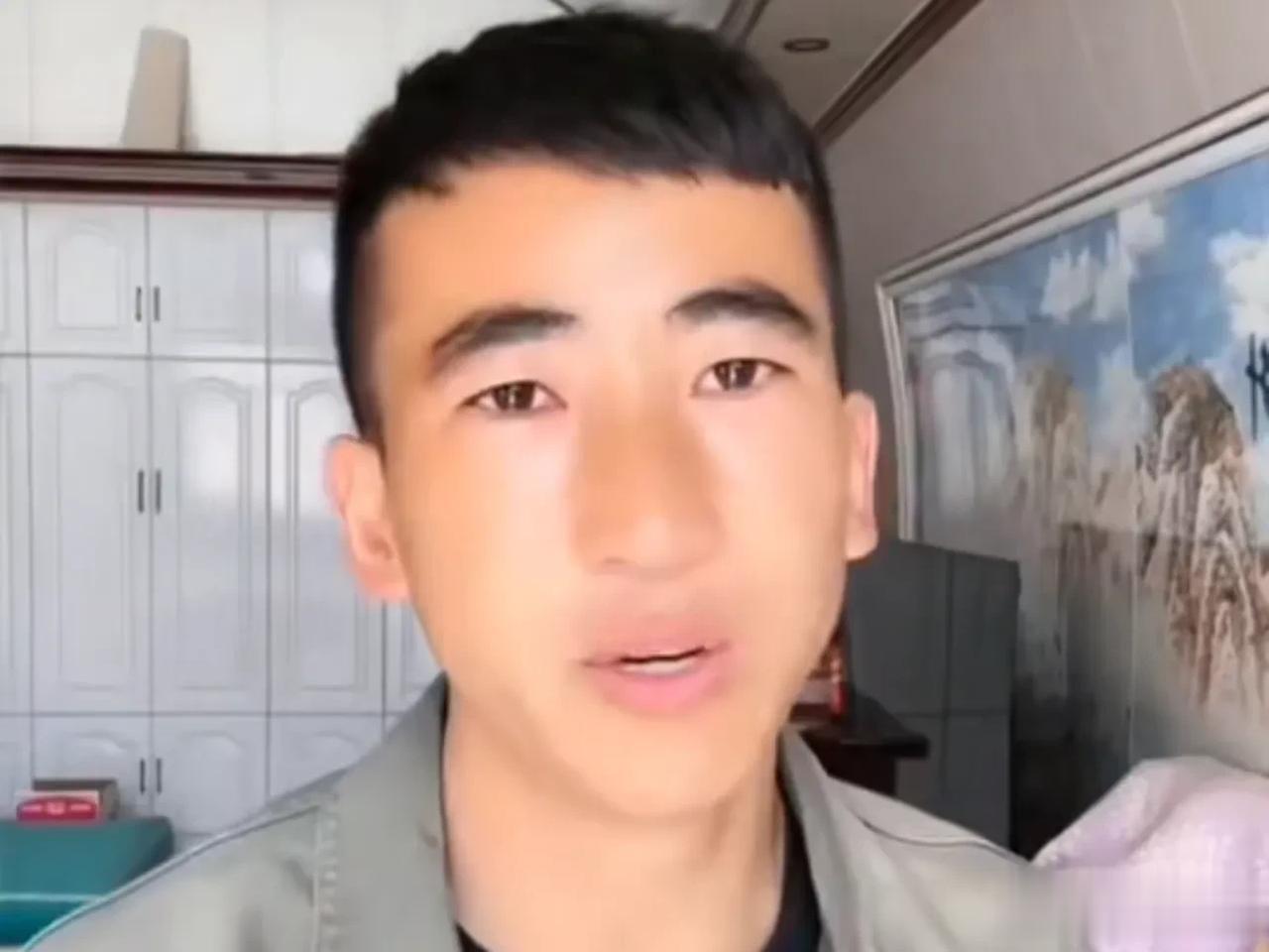 宝军落泪感恩粉丝这一辈子知足了。

作为从大西北农村走出来的网红，宝军的争议一直