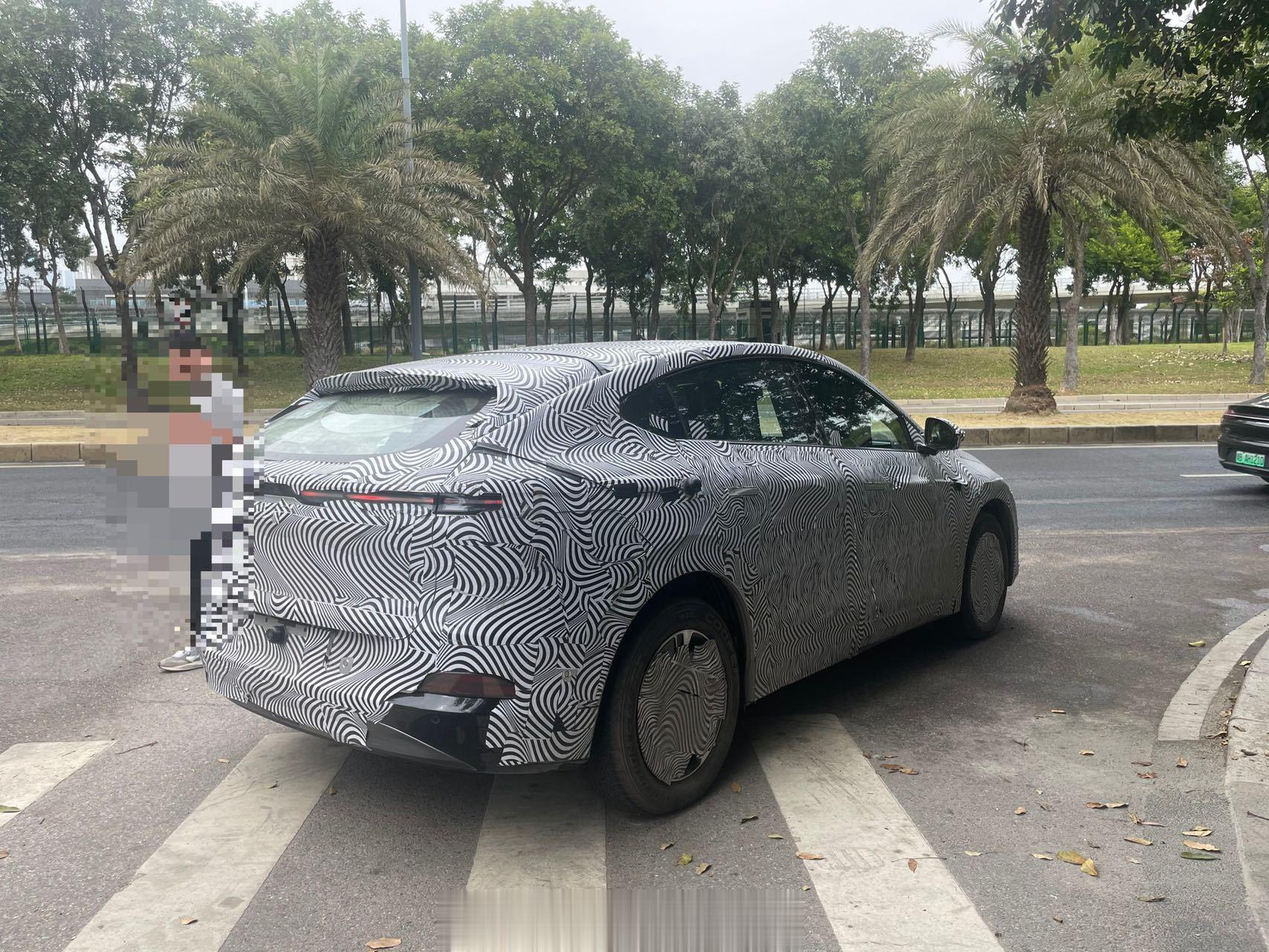 小鹏G6伪装测试车，这圆圆的设计看着目标竞品就是特斯拉Model Y了，大家说活