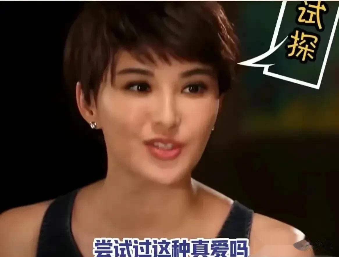 一档节目中，戚薇公开表示：“比起都敏俊更喜欢千颂伊”，接着主持人问她：“谈恋爱，