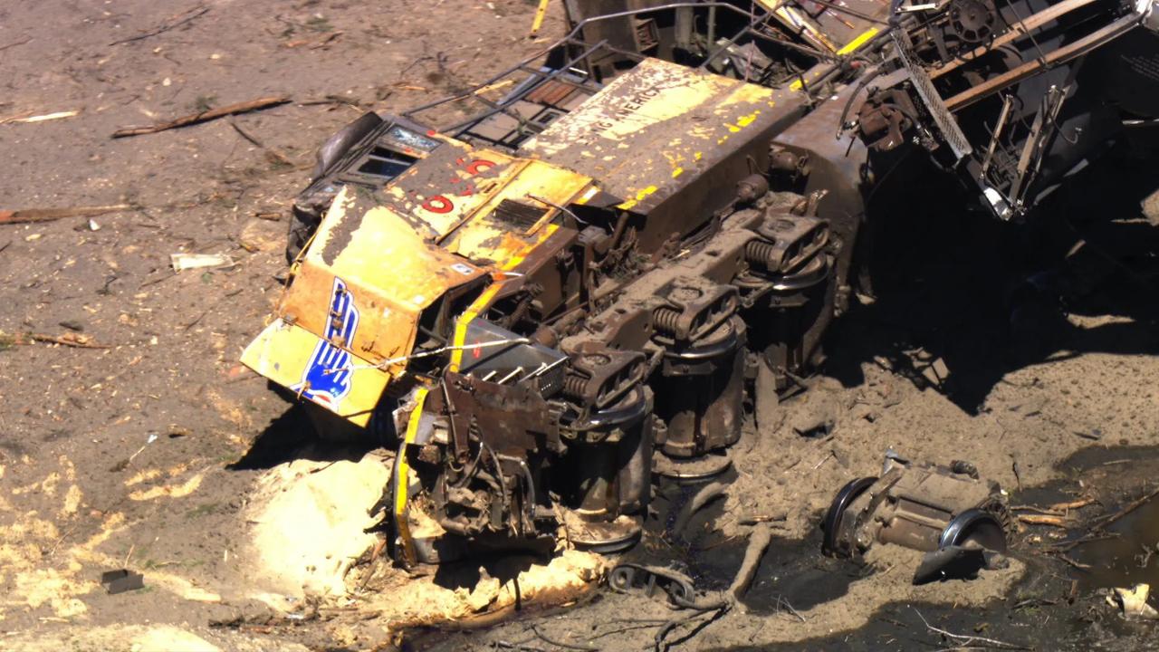 突发：又发生了！美国加州圣贝纳迪诺县的大型货运列车出轨了，现场一片狼藉，火车都变