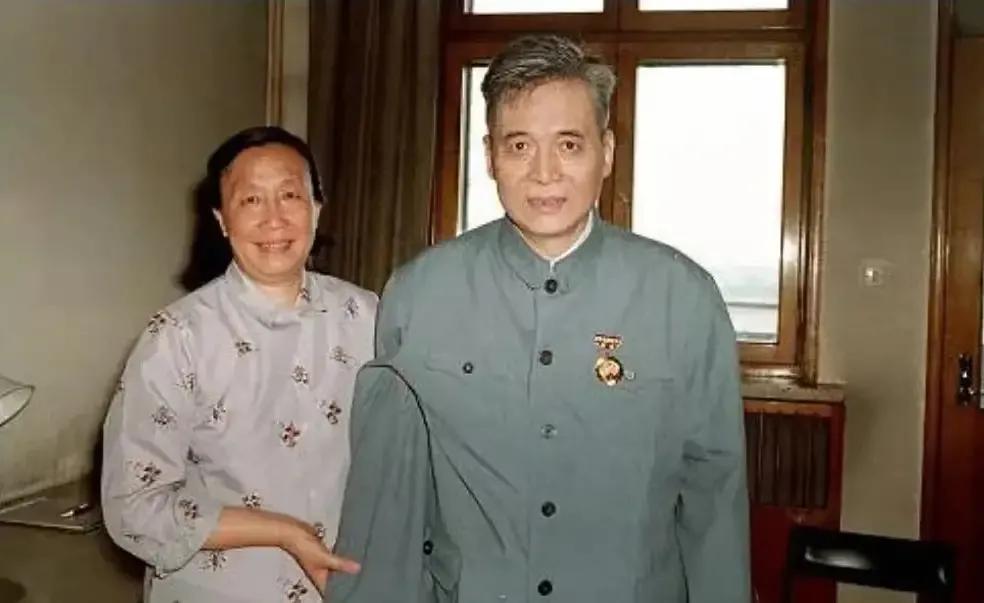 61岁的邓稼先是一位伟大的科学家，他为中国核武器的研制付出了毕生的心血。在那个特