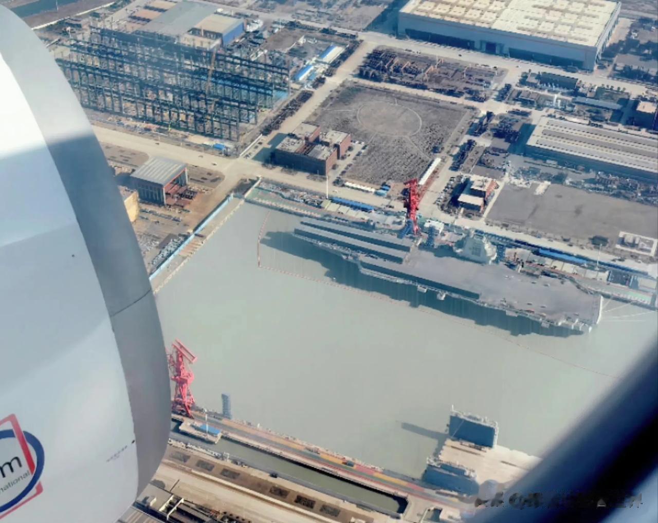 003福建号。

一些军民两用机场会要求降落时关上窗帘，禁止拍摄窗外地面建筑设施