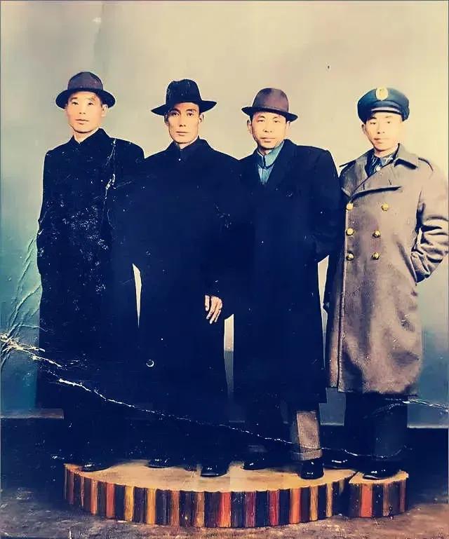据说这是上世纪40年代的四个军统特务的合影，和谍战剧中的中的特务形象差不多。
这