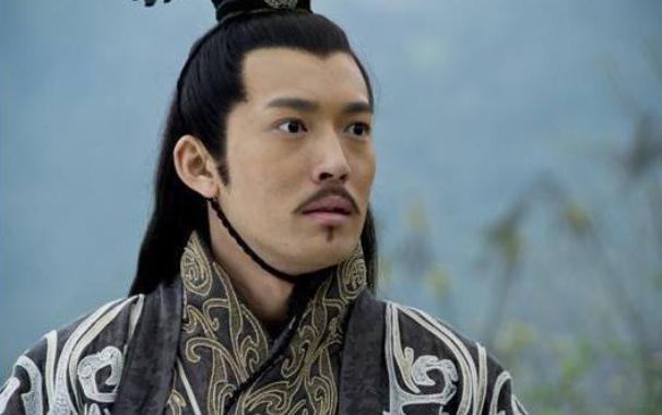 退休在家的左骁卫上将军李肃，因当初的一个无心之举，几年后救了自己的命。
有一天，