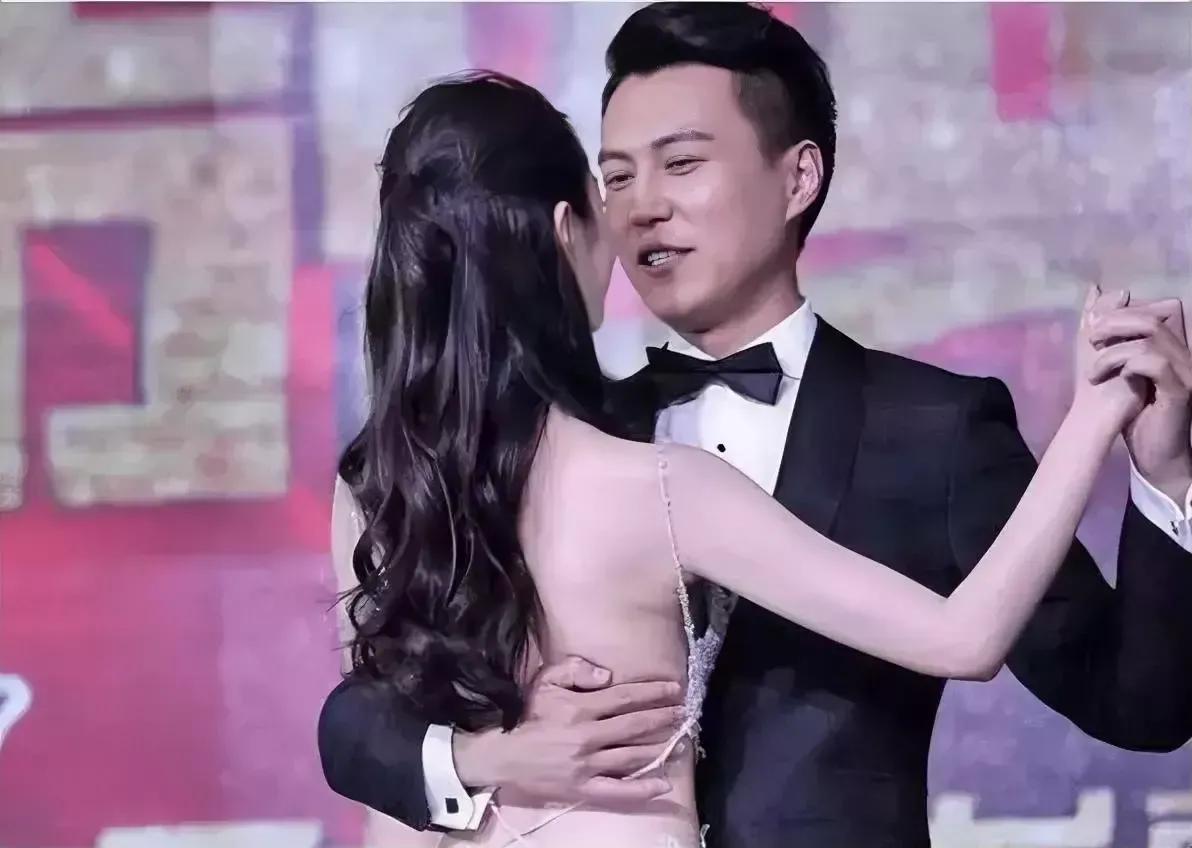 靳东和宋轶一起跳舞时的情景，靳东的手有点不老实了。
靳东成熟稳重，因为作风老派，