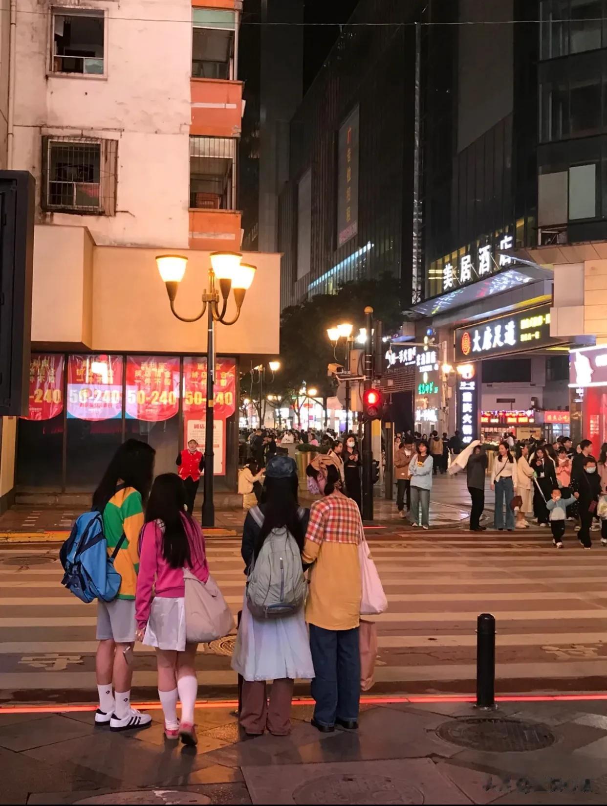 谁懂啊一抬头看到四个可爱人儿!
给日常的街头增添了一丝丝可爱！

好喜欢她们的穿