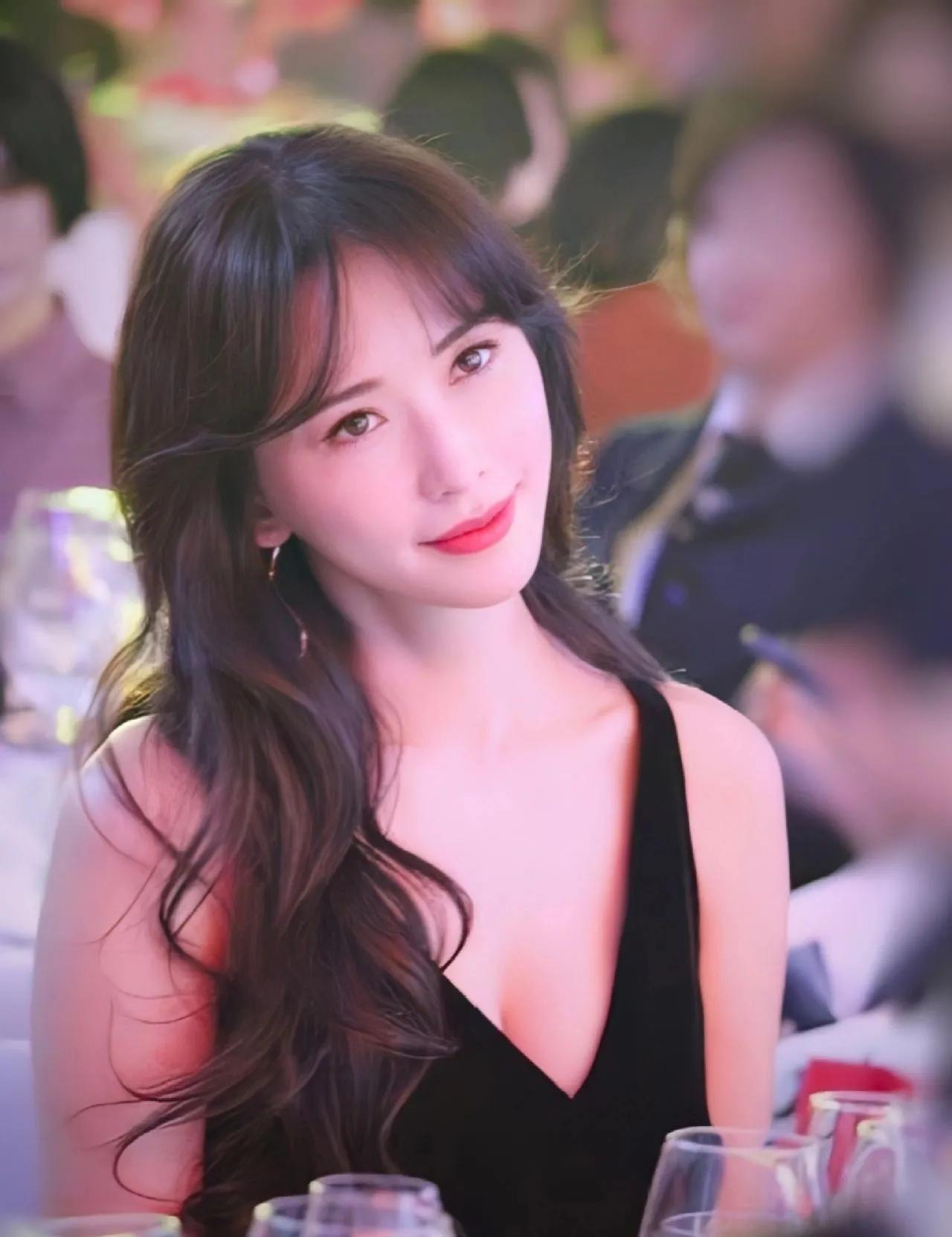 林志玲以她独特的美貌和优雅的气质而闻名于世。她的美丽和优雅如同一个神话般的仙女，