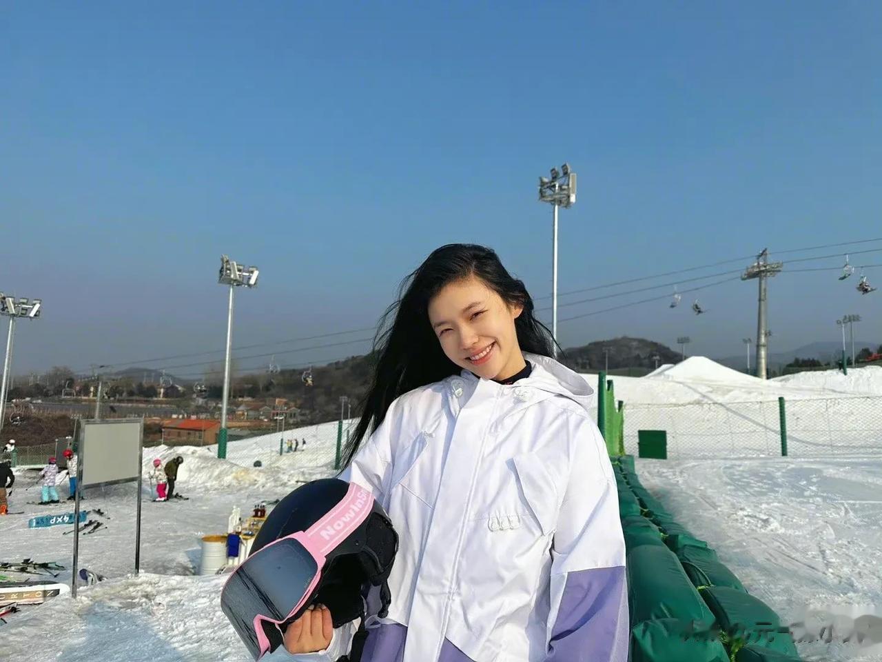 自带少女感的美女——林允
头包脸真的好美永远18岁即视感
瘦削修长巴掌大的脸
让
