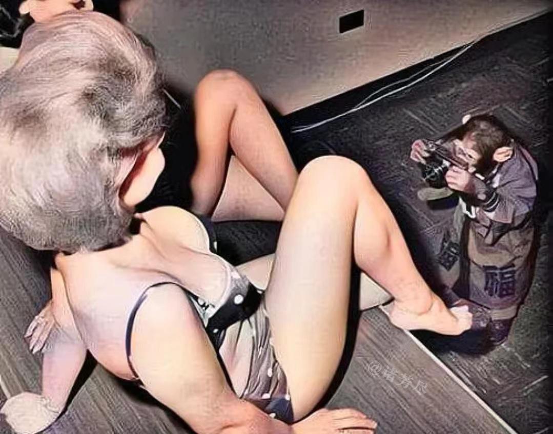 这是来自上世纪50年代美国的一张充满“恶趣味”的照片，画面中两名穿着泳装的性感美