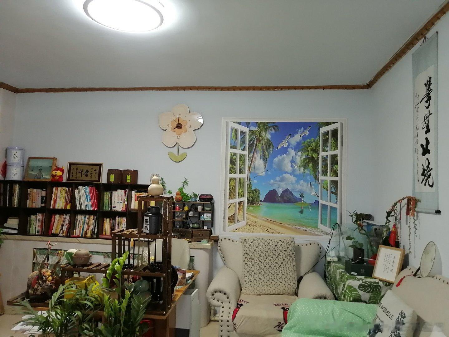 墙上本无窗，何来海景房。蓝天碧海远，白云悠悠徉。近拂水无波，亦无微风凉。原是媳妇