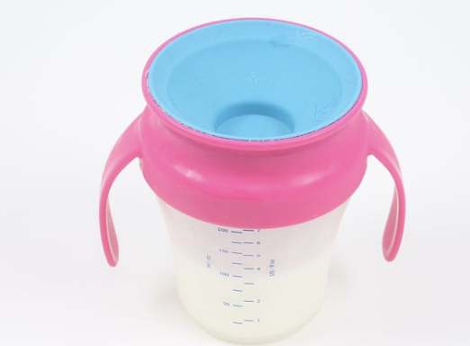 家长应该如何帮助宝宝戒掉奶瓶呢？#儿童健康守护计划# 家长在宝宝6个月时就需要帮