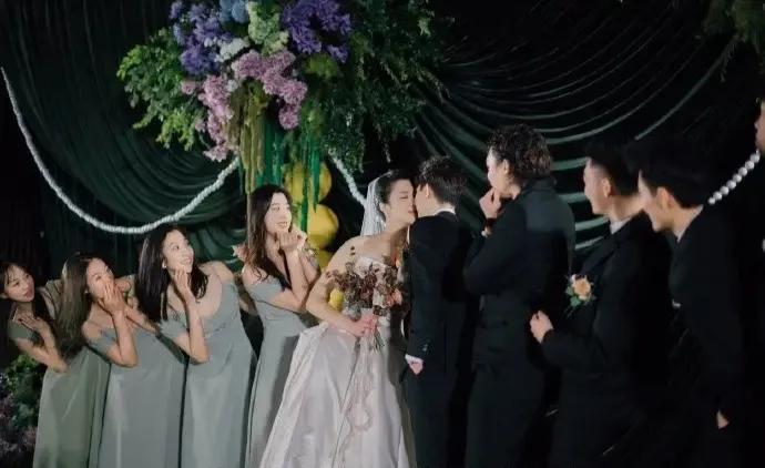 当红国脚在山东完成大婚，其妻子容貌身材俱佳，众多圈内好友出席
在本赛季结束之后，
