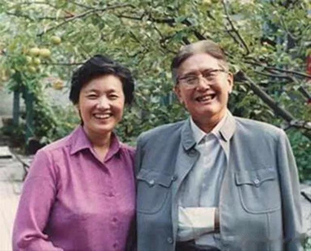 1970年，龚澎因为突发脑溢血不幸离世，乔冠华非常悲痛，还却一直哭着说：“我们要