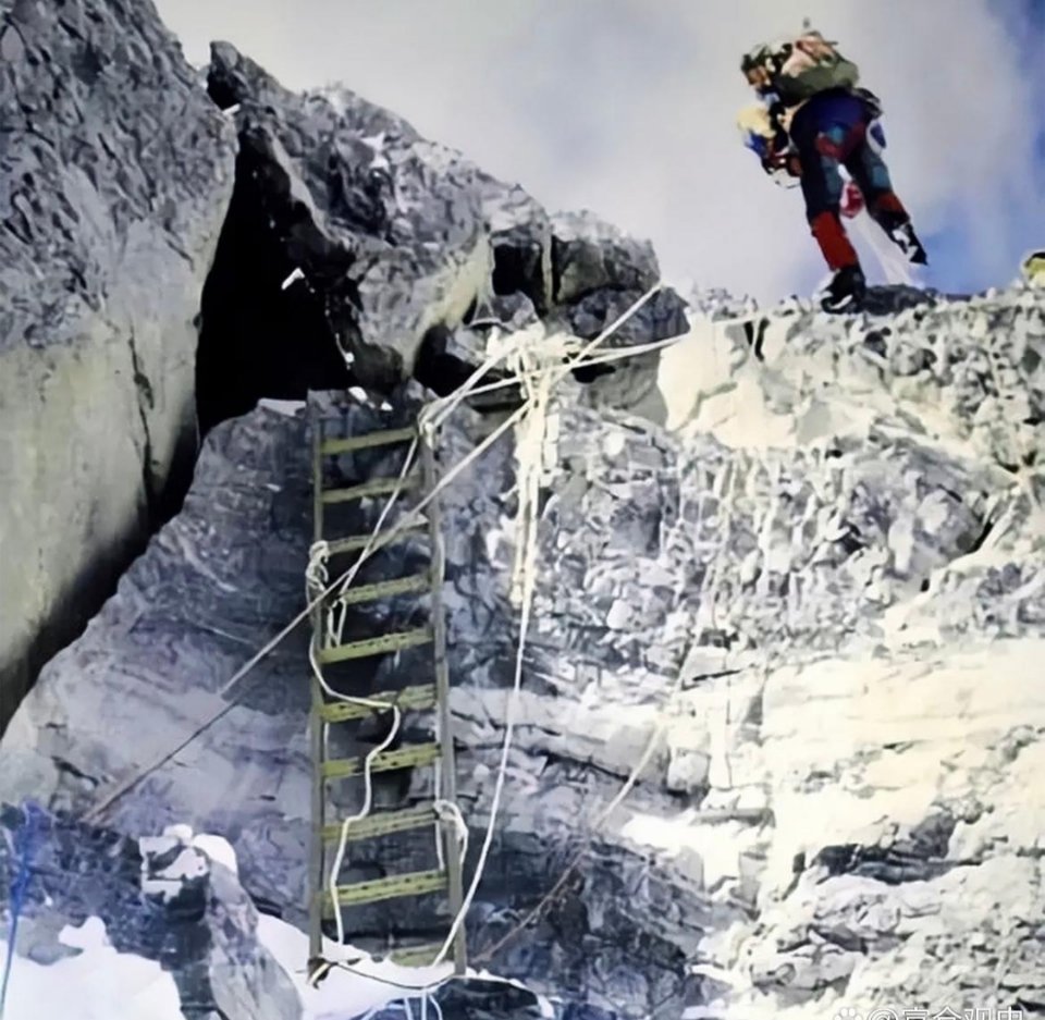 #历史那些事[超话]#珠穆朗玛峰北坡有这样一个梯子。这个梯子成为世界各地登山者从