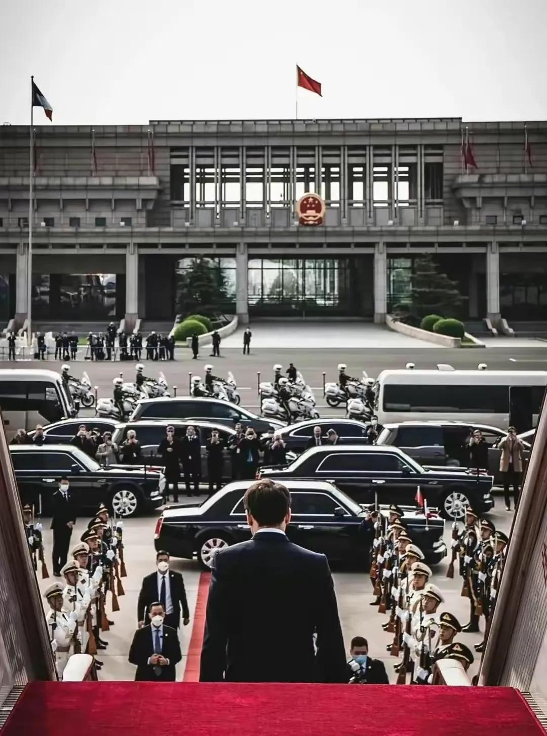 从大国回去之后，马克龙似乎受到高人指点！

一回到欧洲，马克龙突然幡然醒悟道：欧