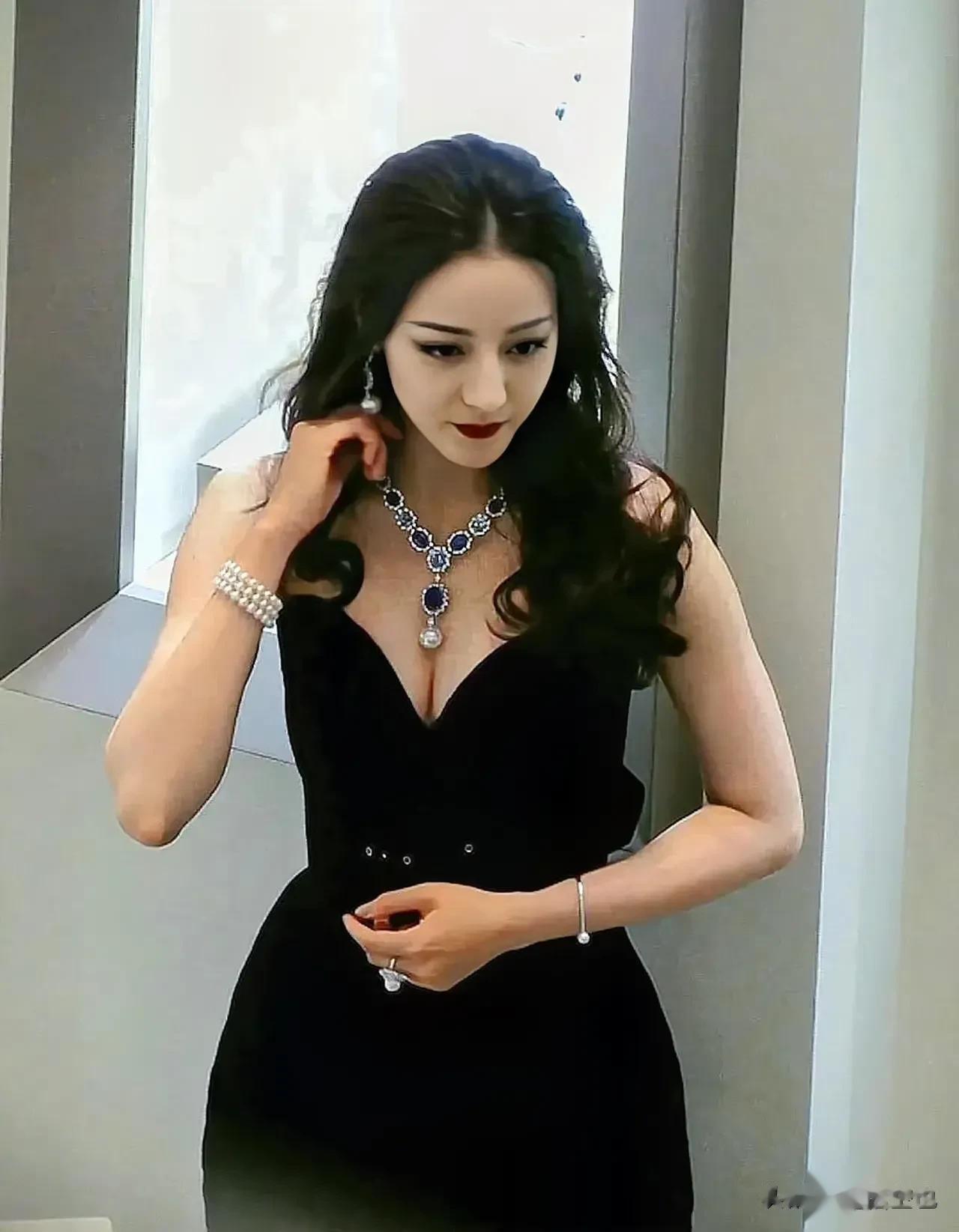 无意中刷到迪丽热巴昔日出席活动的照片，我真的大感意外，完全不敢相信眼前这个人就是