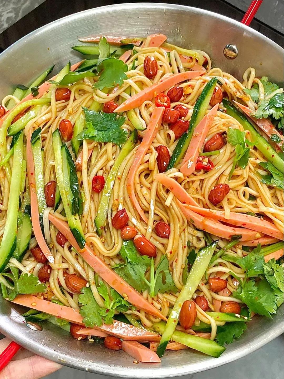 分享《酸辣凉面》的做法，材料和步骤，酸辣凉面是一道非常受欢迎的中国美食，下面是一