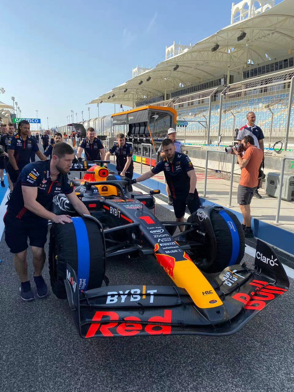 维斯塔潘1号｜红牛车队RB19实车首次亮相#car时尚##f1##赛车# ​​​