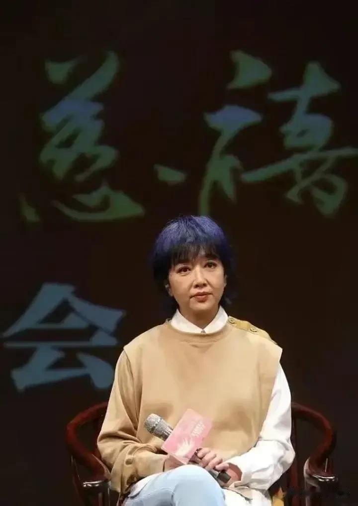 天呐，这才是江珊的真面目！
写真上光鲜亮丽都是假的[捂脸][捂脸][捂脸]