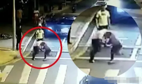满身刺青的“社会人”被老实人追砍数刀，最终倒在了宝马车前，肠子都流了一地。过后人