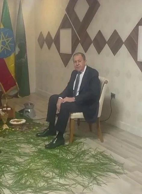 俄国趣事三则：俄国外长拉夫罗夫坐在一堆青绿松针叶前精神萎靡的参加本国传统的东正教