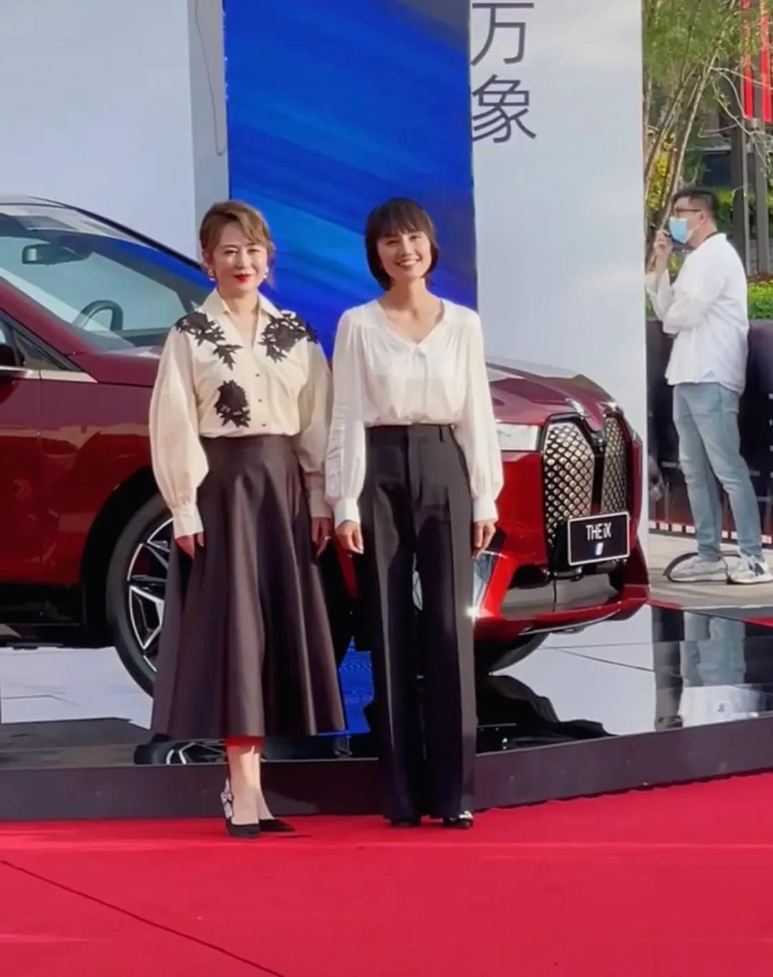 袁泉&马丽&携手现身红毯 ，不同于其他女明星袒胸露背，走路扭扭咧咧，两人自然大方
