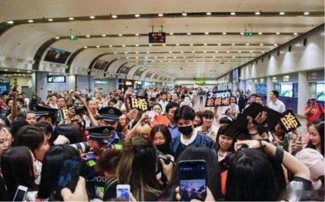 
 戏子风流天下知
 英雄枯骨无人问
 守关将士无人识
[流泪][流泪]