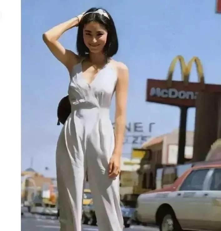 17岁的林青霞在台北街头，一头乌黑的长发，别着一个白色的发卡，穿着一身白色的连体