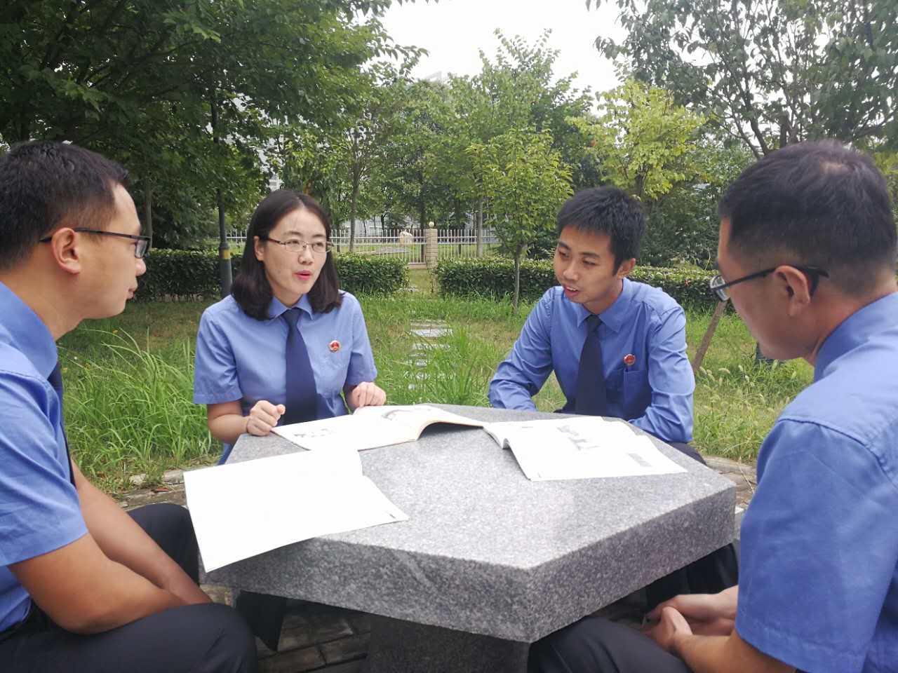 近年来，唐河县检察院倡导快乐工作、幸福生活理念，引导干警在楼层转角、庭院里建设读