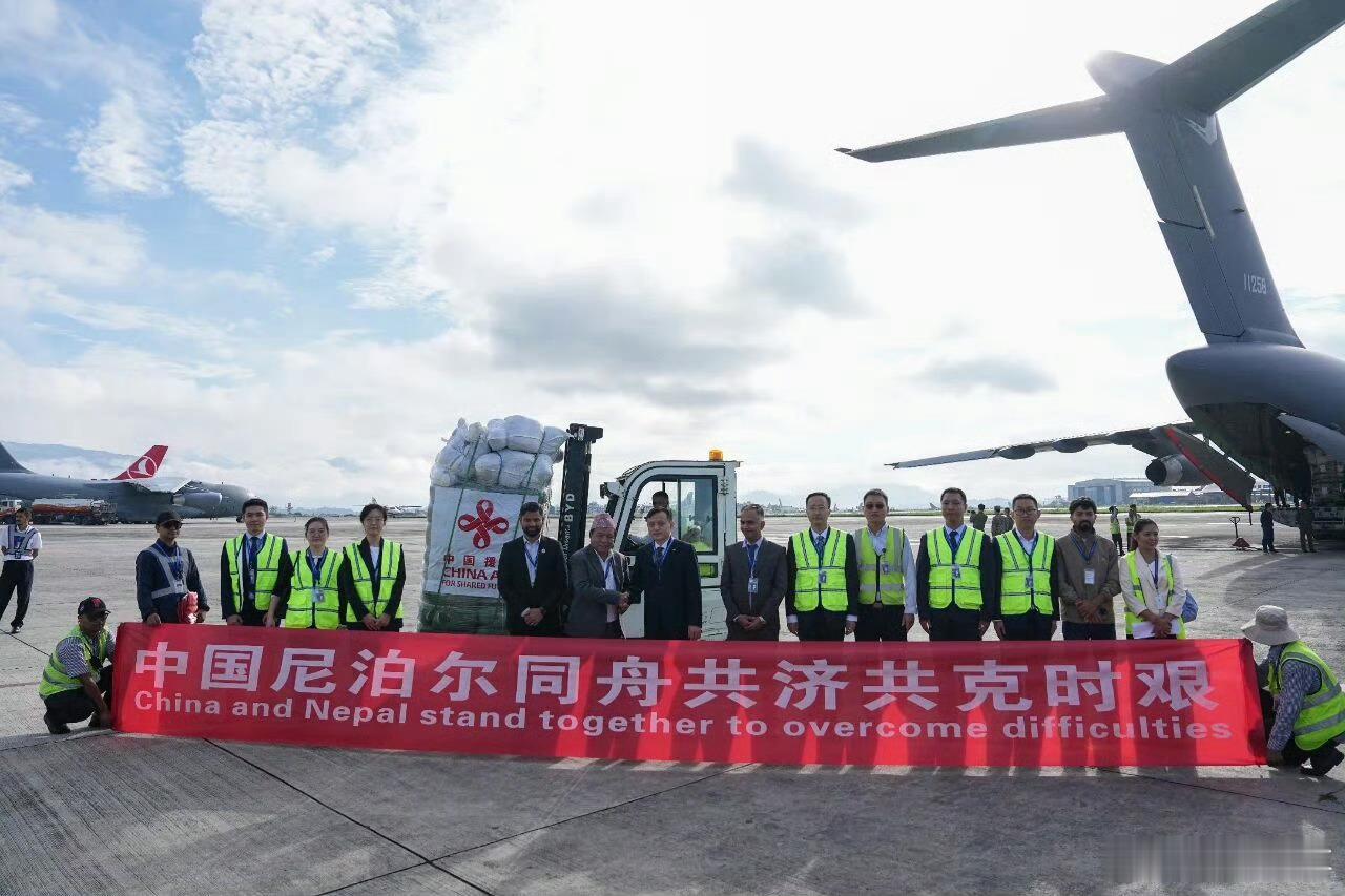 当地时间8月30日早晨7时许，中国空军两架运20大型运输机搭载紧急救援...