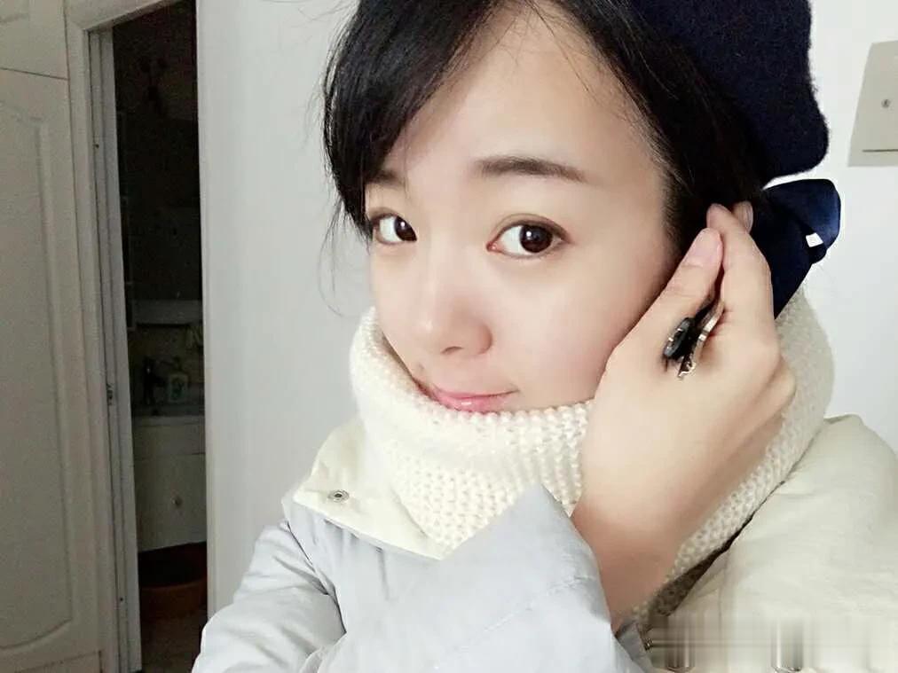 
我经过一条本来安静的街道，却发现摆摊小贩们把整个过道两旁占据了，周围挤满了游