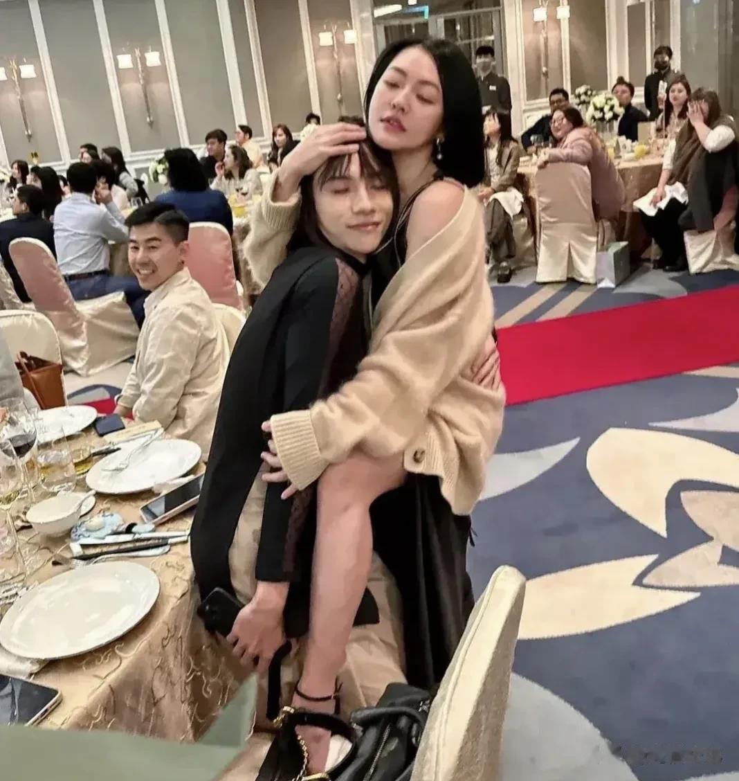 小S真的是太离谱了，她还嫌自己的事不够多吗，居然在一个很庄重的场合，跟自己的舞蹈