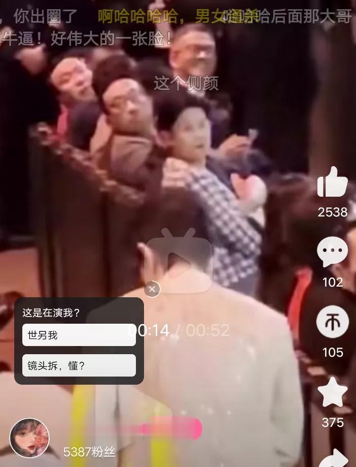 来看下肖战的容颜暴击，一走近内场，全场一半以上的人都转头看向他，美女都没谁有这效