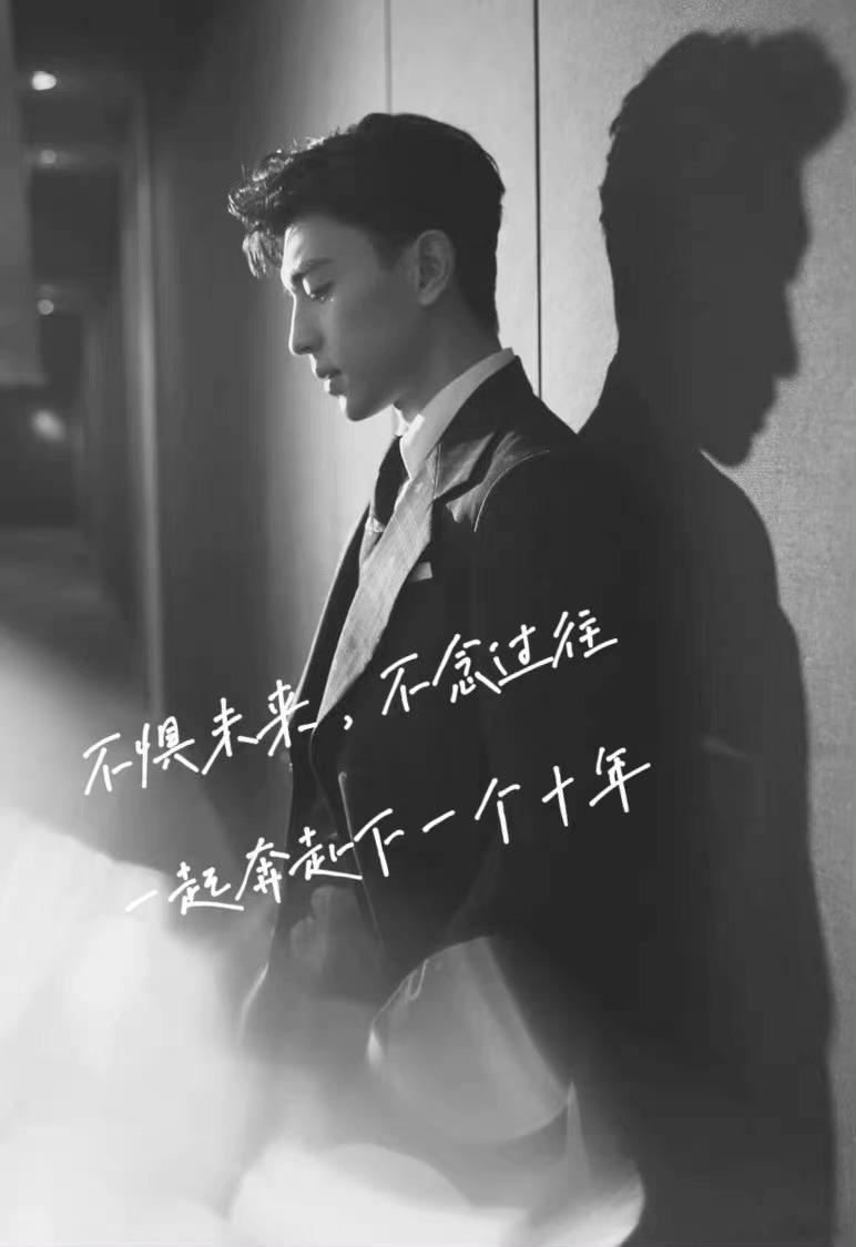  ——她努力不去看他，就好像他是太阳。但是，就像太阳，她不需要去看都能感受到他的