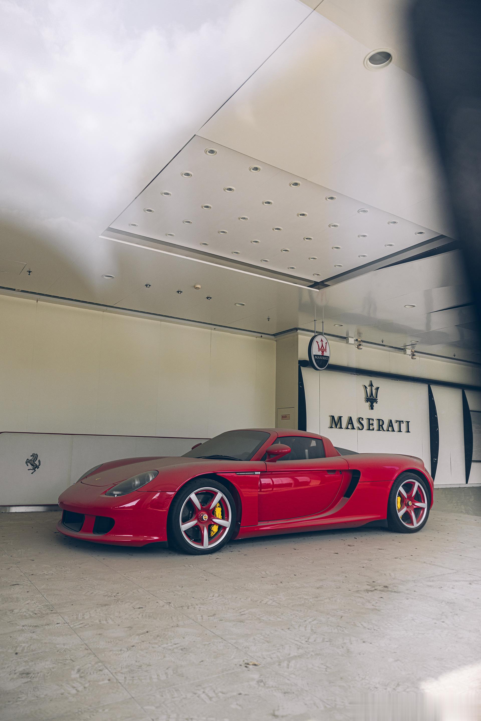 Guards Red Porsche Carrera GT  锁闭在展厅中多年的
