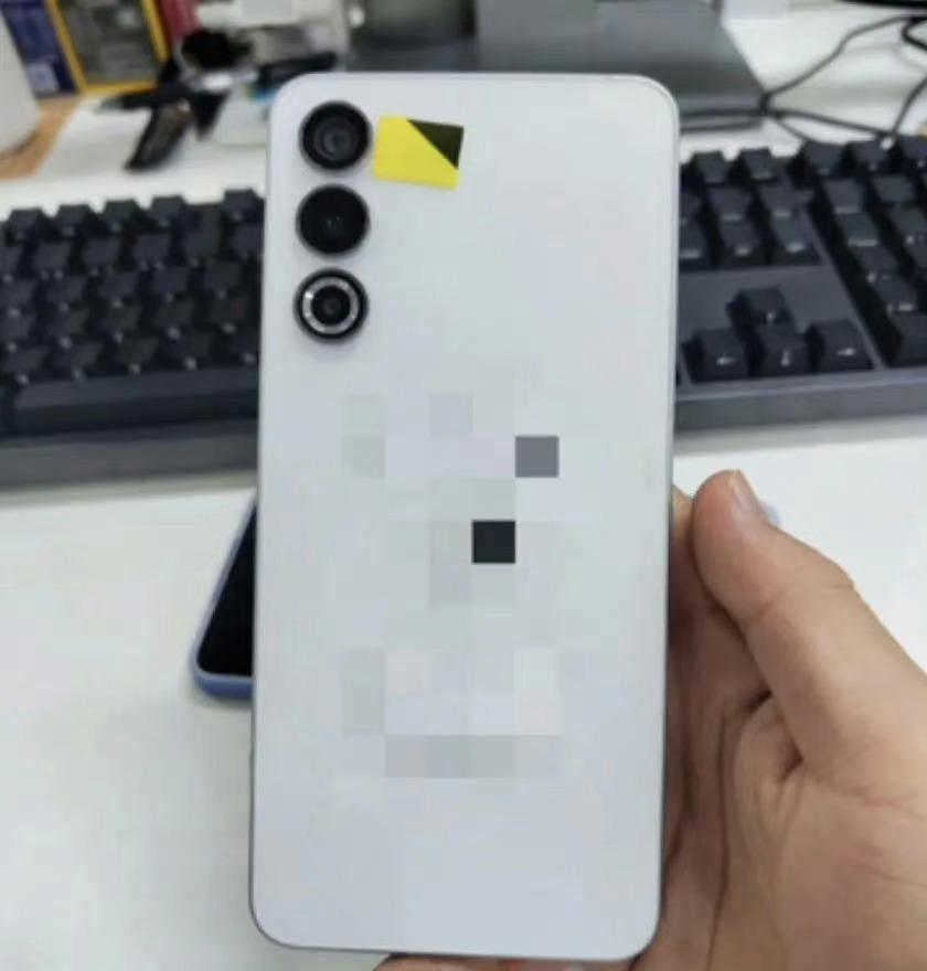 网传魅族20还有一款白色版本，不知道是不是工程机？或者说魅族打算后续再推出个白色