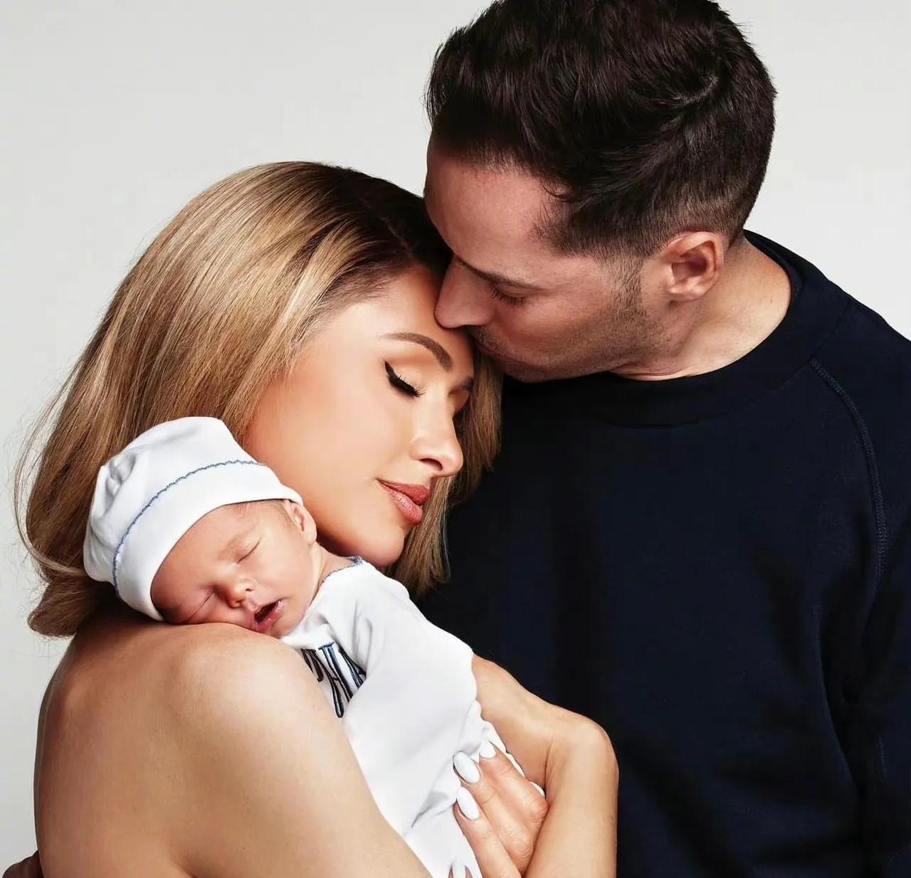 41岁的希尔顿大小姐帕丽斯和老公有了第一个孩子！

近日，41岁的希尔顿大小姐帕