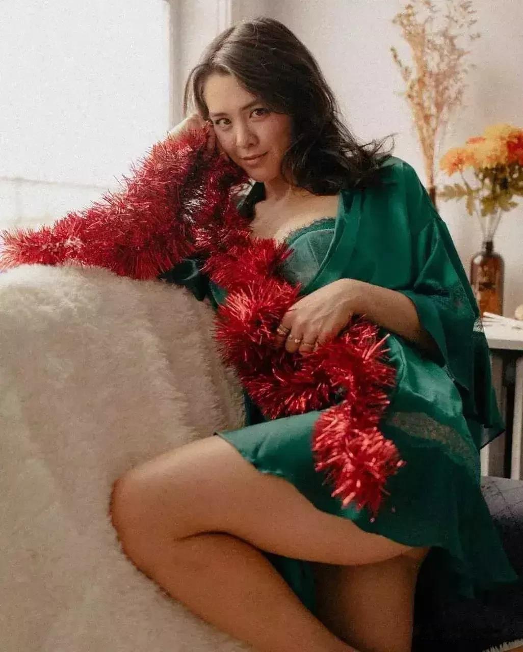 钟丽缇女儿为什么如此“丰满呢”！严书琴的性感身材可是比妈妈钟丽缇好太多了，钟丽缇