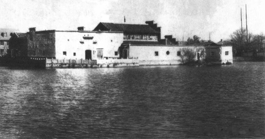 水观音亭，位于南昌市区南湖湖心小岛上。始建于唐，称因是庵，又名大士庵。清乾隆五十