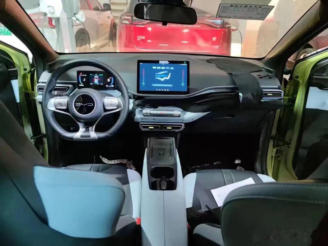 #汽车资讯# 【几万块钱要啥自行车 #比亚迪海鸥# 内饰谍照曝光】日前，我们获取