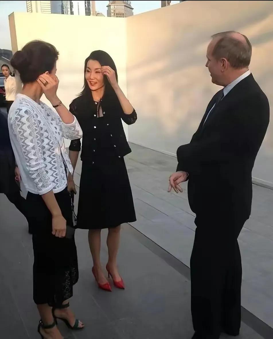 张曼玉优雅老去的模样很耐看，一袭黑色半身裙参加录制节目，优雅大气，气场全开！

