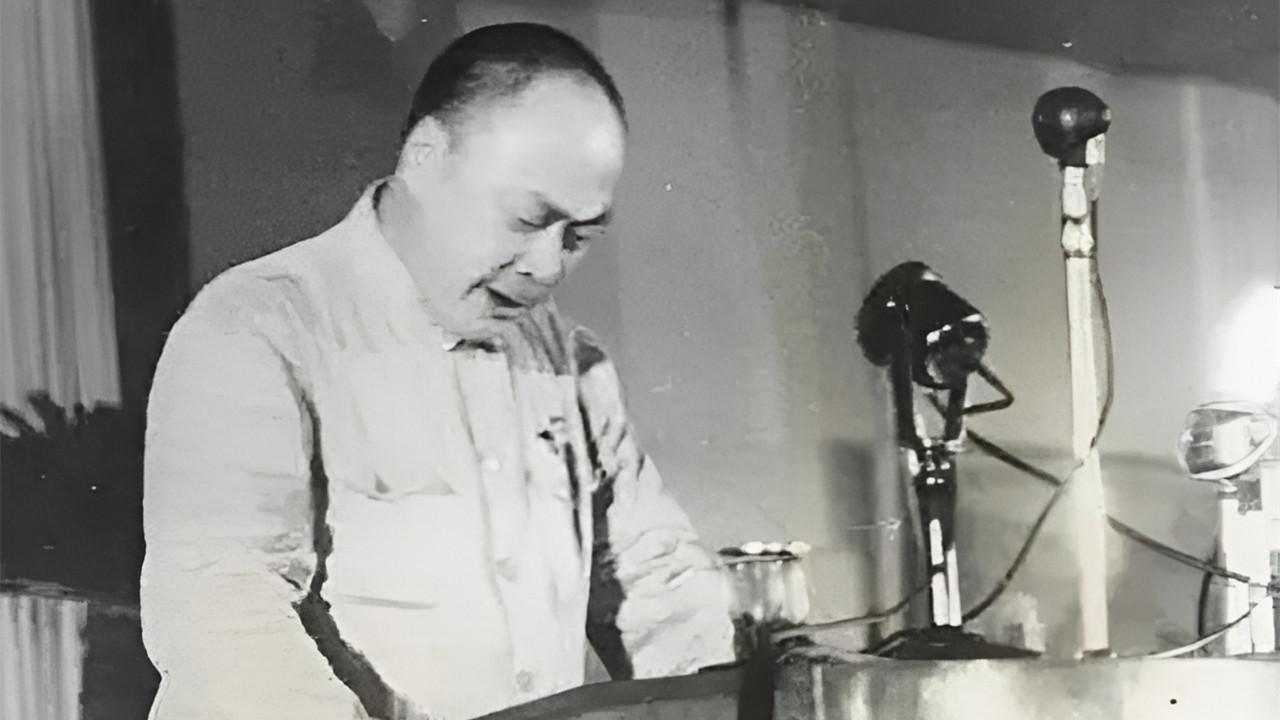 1965年，陈毅从阿尔及尔回来，急匆匆地向周恩来总理办公室走去，一进去就看到周总