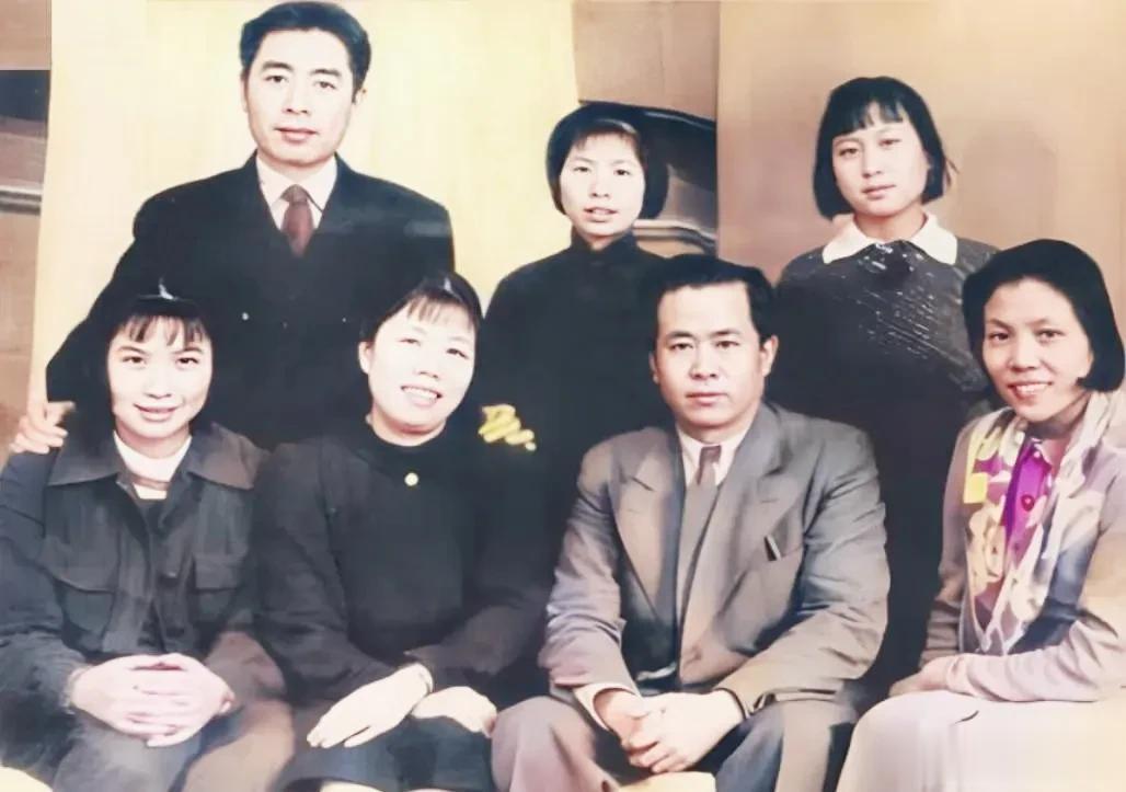 难得一见的周总理“一家三口”的合影

1940年，周总理手臂受伤赴苏联治病，期间