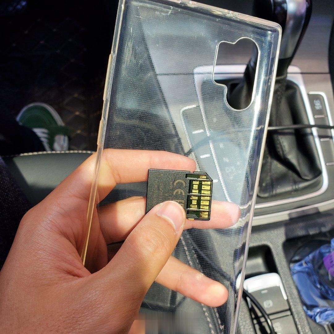 今天出门带了张SD卡导素材，之前都放手机壳后面，但这几天成都太热就想把手机壳摘掉