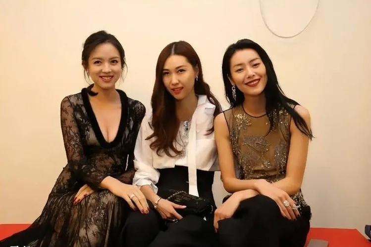 超模大表姐刘雯的气质无敌，即使和世界小姐张梓琳同框也略胜一筹。

参加活动，刘雯