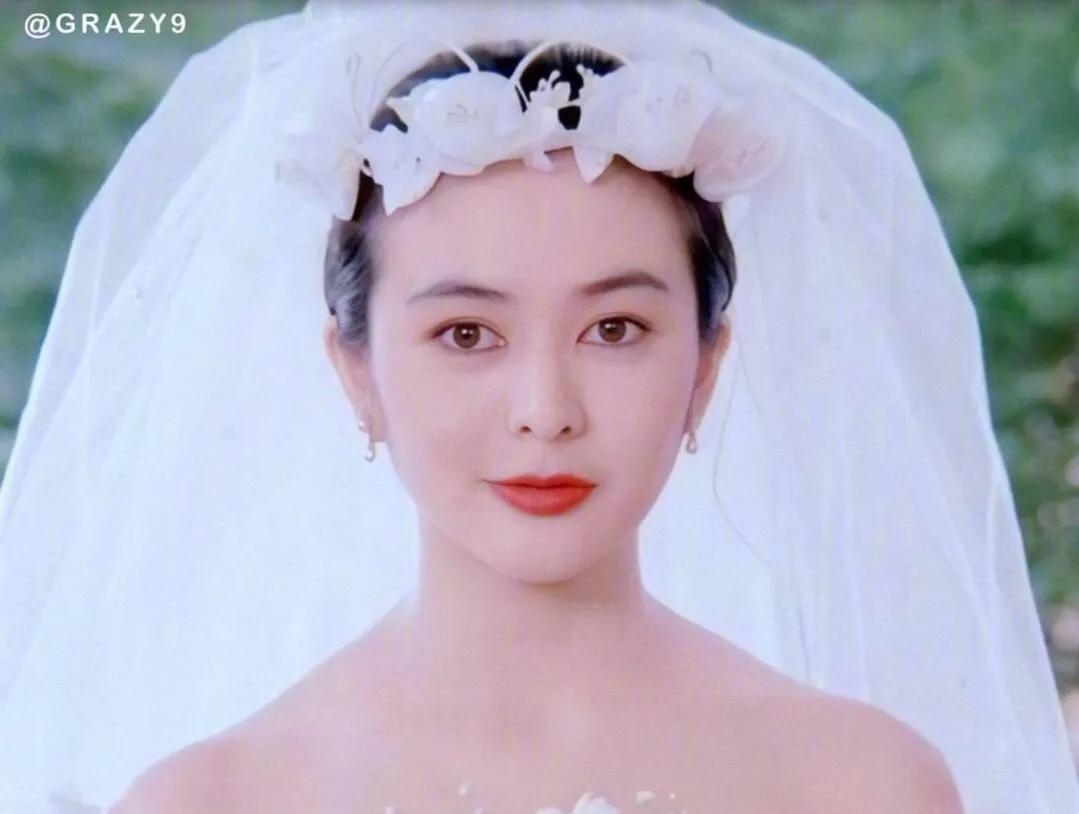 上世纪90年代，当年的一线女星们的婚纱照，个个纯净美丽，优雅迷人。
感觉她们几个