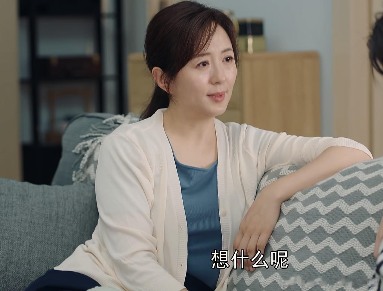 谁不想有这样的妈妈，《许你万家灯火》里陆妈问晓薇想什么呢？晓薇说不知道。陆妈继续