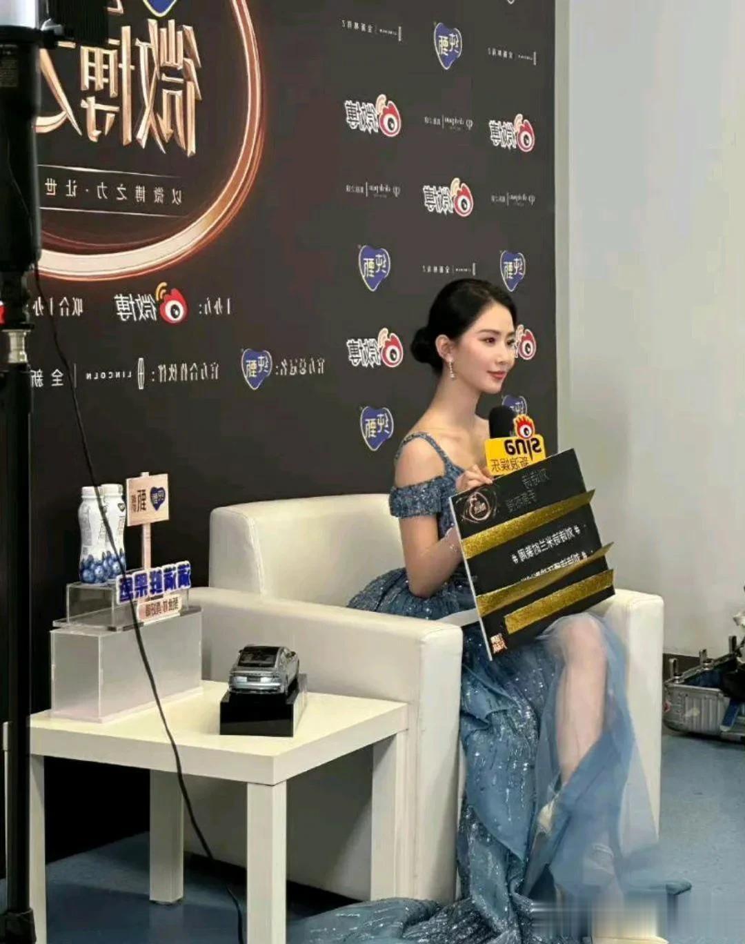 今晚的刘诗诗，这个背真的好光滑，女生好漂亮
