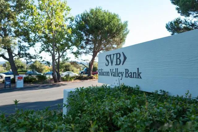 卖空者在SVB的消亡中赚取了5亿美元！

（彭博社）——SVB金融集团周四创纪录